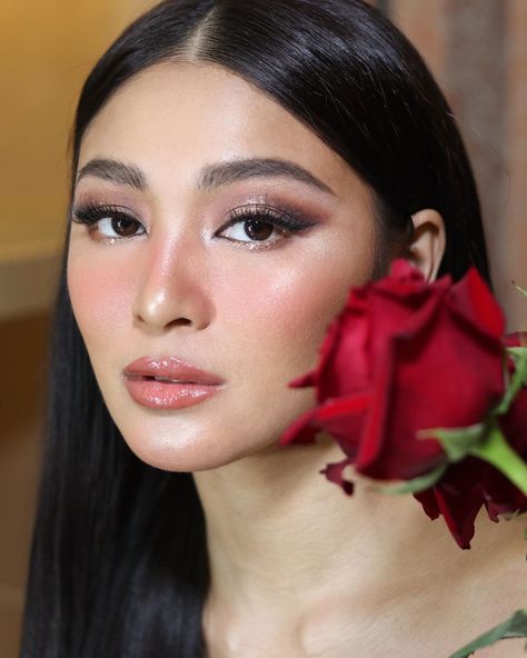 27.5k Likes, 276 Comments - Jelly Eugenio (@jellyeugenio) on Instagram: “More Nadine? Yes, please ✨ @michaelleyva_ @joannagee @paulnebres #makeupbyjellyeugenio…” Nadine Lustre Makeup, Evening Wedding Makeup, Nadine Lustre Fashion, Lady Luster, Illustration Model, Gold Makeup Looks, Alexa Demie, James Reid, Grad Ideas