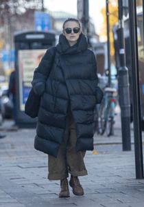 Keira Knightley – Celebrities in Down Jackets Long Black Puffer Coat Outfit, Black Puffer Coat Outfit, Long Black Puffer Coat, Puffer Coat Outfit, Cable Knit Sweater Outfit, Puffer Vest Fashion, Knit Sweater Outfit, Long Down Coat, Black Puffer Coat