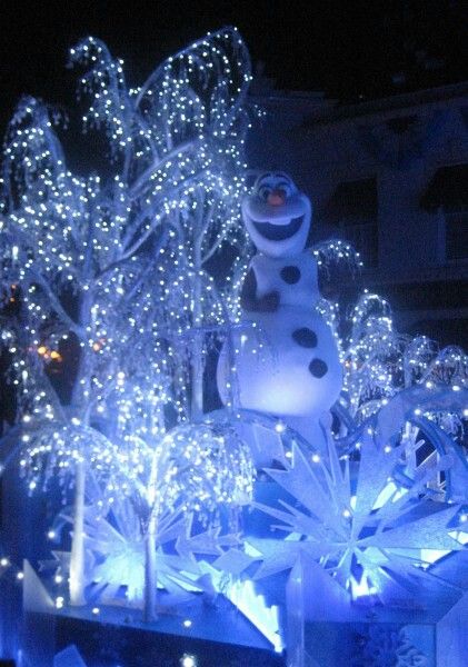 Disneylands Paint the Night parade ! Frozen Theme Parade Float, Elf Christmas Float Ideas, Snow Themed Parade Float, Frosty The Snowman Parade Float, Frozen Float Ideas Parade, Christmas Parade Float Ideas Diy Easy, Disney Float Ideas, Winter Wonderland Parade Float Ideas, Winter Wonderland Float Parade