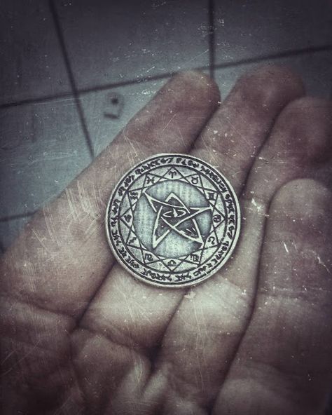 Elder Sign Coin Elder Sign Lovecraft, Horror Cosmico, Elder Sign, Horror Ideas, Elder Gods, Magic Coins, Delta Green, Arkham Horror, Rp Characters