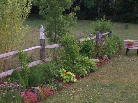 Cheap Garden Fencing, Garden Front Of House, Fenced Vegetable Garden, Split Rail Fence, Fence Garden, Rail Fence, Fence Landscaping, Backyard Fences, Front Yard Garden