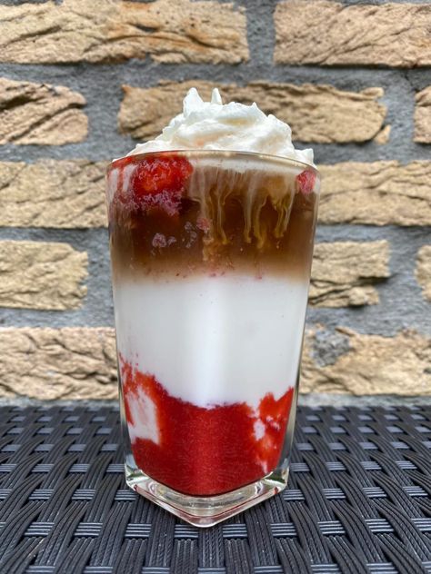 If you like to drink iced coffees in the summer, you should try this iced strawberry latte today! Best Coffee Flavor Combinations, Latte Ideas, Summer Coffee Drinks, Strawberry Latte, Iced Latte Recipe, Iced Lattes, Homemade Strawberry Sauce, Espresso Recipes, Iced Drinks Recipes