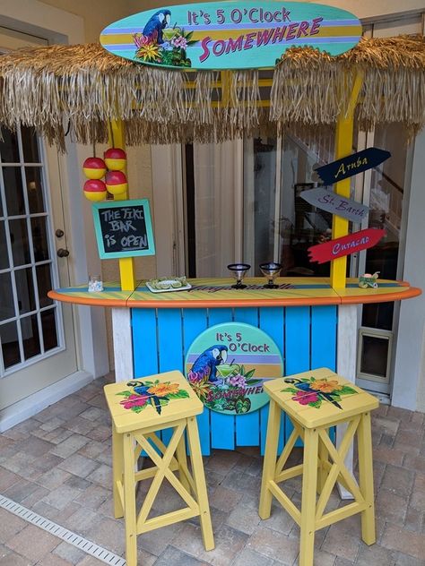 Tiki Bars Backyard, House Front Garden, Front Garden Design Ideas, Margaritaville Decor, Tiki Bars Diy, Tikki Bar, Outdoor Tiki Bar, Diy Outdoor Bar, Deco Marine