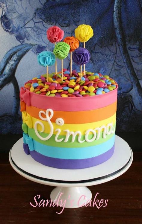 Rainbow cake with colorful cake pops Gökkuşaği Pasta, Mini Torte, Rainbow Birthday Cake, Rainbow Parties, Cool Birthday Cakes, Novelty Cakes, Colorful Cakes, Rainbow Cake, Birthday Cake Kids