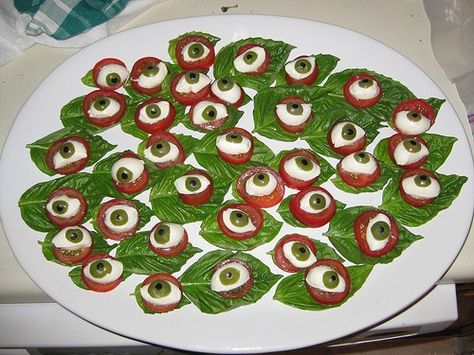 Eyeball Caprese: This Halloween appetizer is sure to be a hit. Use fresh tomatoes, basil, mozzarella and black olives to fashion eyeballs. You can add toothpicks to hold the caprese together and to add an extra surprise to the Halloween delight. Halloween Party Appetizers Easy, Halloween Appetizers For Adults, Snack Halloween, Halloween Apps, Caprese Appetizer, Halloween Party Foods, Halloween Potluck, Creepy Food, Halloween Appetizers Easy