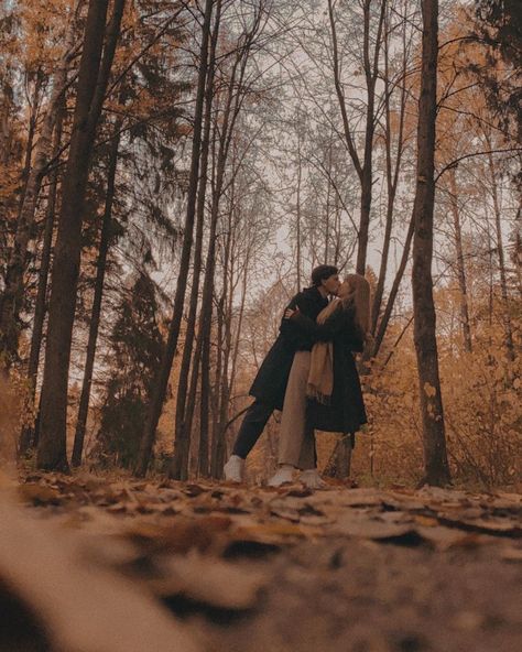 Autumn Lovers Aesthetic, Dating Cute Pictures, Couples Book Photoshoot, Forest Love Aesthetic, Fall Forest Couple Photoshoot, Autumn Love Couple Aesthetic, Cute Halloween Couple Pictures, Couple Autumn Photography, Couple Autumn Aesthetic