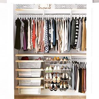 Um lugar apenas para pendurar camisas significa que você pode usar todo o espaço abaixo para racks e gavetas. | 21 Brilliantly Organized Closets That Will Make You Want To Clean Best Closet Systems, Closet Shelving System, Elfa Closet System, Diy Closet System, Elfa Closet, Master Closets, Closets Ideas, Closet Planning, Closet Diy