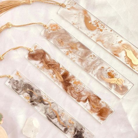 Diy Resin Phone Case, Resin Business, Resin Arts, Stationary Accessories, Resin Bookmarks, Flower Resin Jewelry, Diy Resin Projects, Custom Bookmarks, Flower Bookmark