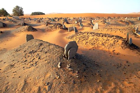 Marocco Cemetery in middle of the desert. Islamic Grave Photography, Muslim Cemetery, History Of Islam, Ruined City, Vaporwave Wallpaper, Islamic Wallpaper Hd, Qur'an Photography, Cool Pictures For Wallpaper, Black And White Art Drawing