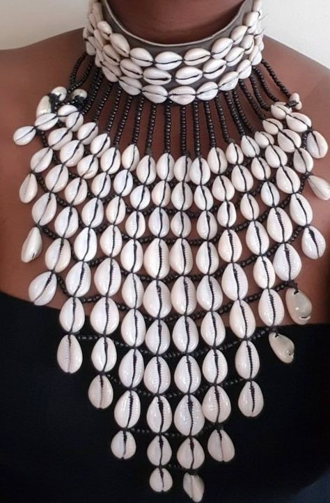 Cowrie Jewelry, Voodoo Costume, Beaded Artwork, African Makeup, African Wedding Jewelry, Leather Beaded Necklace, Cowrie Shell Jewelry, Jewels Diy, African Beads Necklace