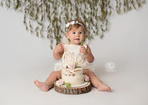 Boho First Birthday Cake Smash, Simple Boho Cake Smash, Boho Smash Cake Girl, First Birthday Smash Cake Girl, Boho 1st Birthday Photoshoot, Boho Smash Cake, Rustic Cake Smash, Vintage Cake Smash, Boho Cake Smash