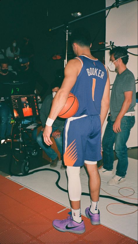 Devin Booker Wallpaper, Cool Basketball Pictures, Slam Basketball, Booker Nba, Sports Photography Tips, Basketball Players Nba, Rihanna Outfits, Basketball Photos, Nba Fashion