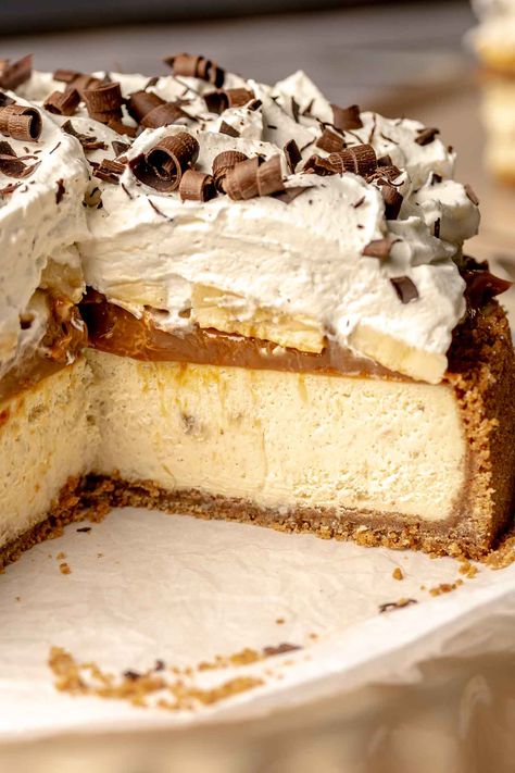 Chocolate Banana Cheesecake, Gourmet Cheesecake Recipes, Chocolate Banana Dessert, Banoffee Cheesecake, Baked Graham Cracker Crust, Cheesecake Baked, Cheesecake Slice, Banoffee Pie Recipe, Banana Pudding Cheesecake