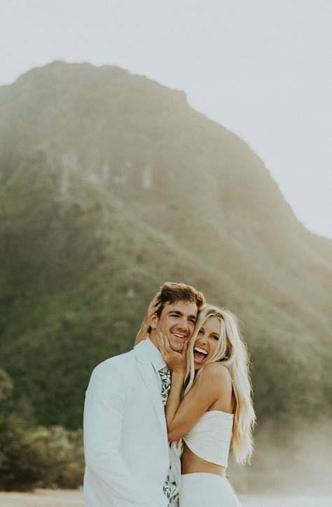 Boho Wedding Look Brides, Kauai Engagement Photos, Kauai Tattoo Ideas, Maui Engagement Photos, Beach Elopement Photos, Surf Elopement, Hawaii Engagement Pictures, Hawaii Couple Pictures, Photoshoot Fits