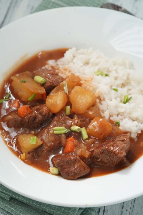 Try this delicious Japanese Curry in the Instant Pot - a dump and go recipe that can't get any easier or tastier. With just beef, potatoes and a few veggies, this curry is quick but incredible #curry #instantpotrecipes Chinese Beef Curry, Instant Pot Japanese, Japanese Beef Curry, Japanese Curry Recipe, Instant Pot Dump, Beef Curry Recipe, Beef Potatoes, Japanese Beef, Japanese Curry