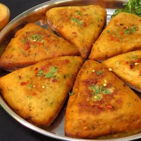 Bread Pakora Recipes, Bread Pakora, Potato Cheese, Spicy Snacks Recipes, Pakora Recipes, Breakfast Recipes Indian, Paratha Recipes, Chaat Recipe, Vegetarian Snacks Recipes