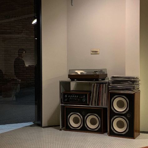 Living Room Sound System, Music Speaker Aesthetic, Sound System Living Room, Vinyl Setup, Living Room Speakers, Speaker Setup, Vinyl Record Furniture, Audiophile Room, Japanese Apartment