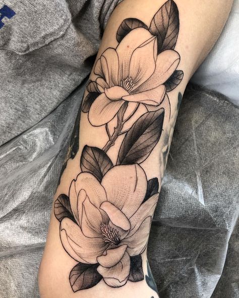 𝗞𝗮𝗿𝗶𝗻𝗮 𝗙𝗶𝗴𝘂𝗲𝗿𝗼𝗮 on Instagram: “Some pretty Magnolias I tattooed recently. Can’t wait till those babies start blooming! 📸 . . . . #modernhearttattoo #atxartist #atxtattoo…” Magnolia Tattoo Sleeve, Flower Tattoos Designs, Mama Tattoo, Magnolia Tattoo, Goth Tattoo, Floral Tattoo Sleeve, Modern Heart, Ink Master, Tattoos Designs