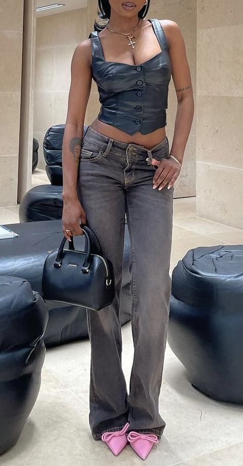 Baggy Jean Pointed Heel, Pink Pointed Heels Outfit, Pointed Heels Baggy Jeans, Jeans Pointed Heels Outfit, Jeans And Heels Outfit Aesthetic, Pointed Pumps Outfit, Pump Outfits Jeans, Baggy Jeans Pointed Heels Outfit, Streetwear Heels Outfit