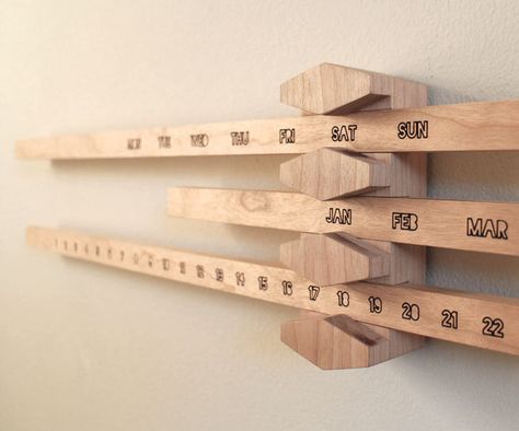 Picture of Perpetual Calendar Diy Desk Calendar, Paper Calendar, Wood Calendar, Wooden Calendar, Diy Calendar, Cnc Projects, Wood Plans, Perpetual Calendar, Diy Desk