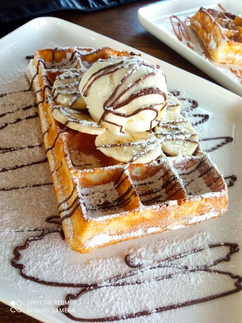 S'mores Waffles, Waffle Dessert Ideas, Waffle Dessert, Waffle Breakfast, Ice Cream Waffle, Dessert Waffles, Crepes And Waffles, Waffle Maker Recipes, Belgian Waffles