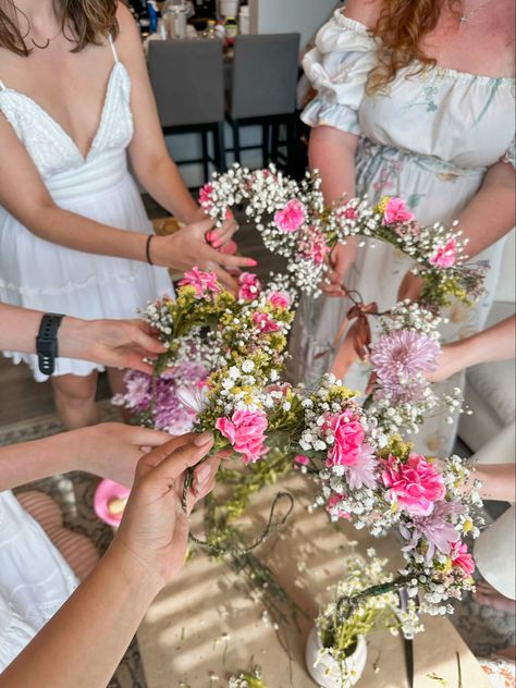 Hoco Morning, Midsommar Birthday, Ethereal Party, Flower Crown Aesthetic, Pink And Green Birthday, Flower Crown Birthday, Summer Girls Night, Flower Crown Party, Sisterhood Activities