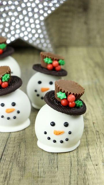 Liz Nicolaou on Instagram Holiday Oreo Cookie Pops, Christmas Themed Oreo Balls, Oreo Ball Snowmen, Oreo Snowman Cookie Balls, Snowmen Cake Pops, Oreo Cake Balls, Snowman Cake Pops, Snowman Cake, Christmas Cake Pops