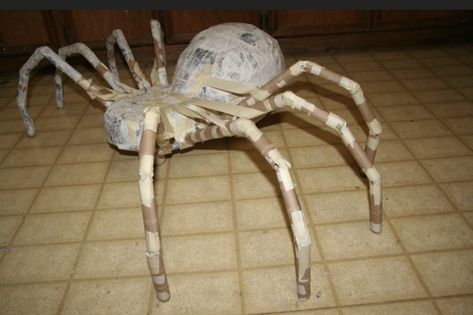 Paper Mache Spider, Paper Mache Halloween Decorations, Paper Mache Ideas, Halloween Piñatas, Paper Mache Halloween, Halloween Decorations Diy, Halloween Pinata, Spider Decorations, Piñata Ideas