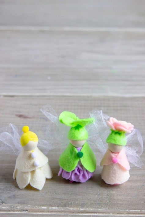 Simple Easter Basket Ideas, Paint Stick Flag, Simple Easter Baskets, Teaching Sewing, Kids Workshop, Easter Basket Ideas, Cards Simple, Wood Peg Dolls, Free Printable Cards