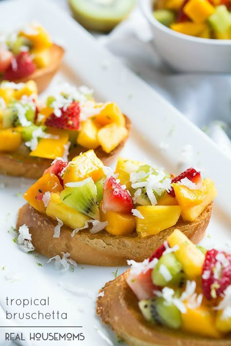 Topical Bruschetta is a refreshing fruity twist on the classic bruschetta and takes just minutes to throw together! Tropical Appetizers, Brushetta Appetizers, Classic Bruschetta, Tropical Food, Wedding Appetizers, Bruschetta Recipe, Food Displays, Flamingo Party, Catering Food