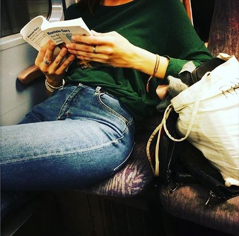 Reading Woman Aesthetic, People Reading, Women Reading, Parisian Women, Work Motivation, Woman Reading, Reading A Book, Girl Reading, Study Motivation