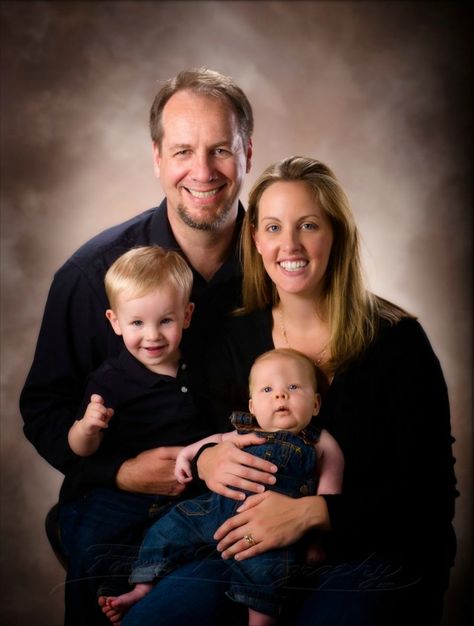 Family Potraits Idea With Baby, Brown Portrait, Family Portrait Studio, Studio Family Portraits, Family Photo Studio, Family Portrait Outfits, Family Studio Photography, Family Photos With Baby, Poses Family