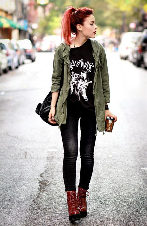 LOVE THAT JACKET, but they are usually way over $100. If only I could find one under $100 or even under $80 that would be great :) Rocker Outfits For Women, Punk Wardrobe, Lilith Aesthetic, Grunge Office, Queen Fairy, Cute Hipster Outfits, Alternative Beauty, Pakaian Hipster, Corp Perfect