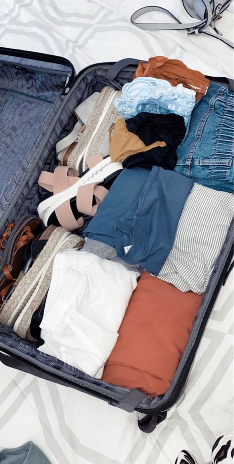 Pap Koper Traveling, Packing Clothes For A Trip, Koper Traveling, Amazon Travel Must Haves, Carry On Makeup, International Travel Essentials, Europe Travel Essentials, Cute Travel Outfits, Essentials Checklist