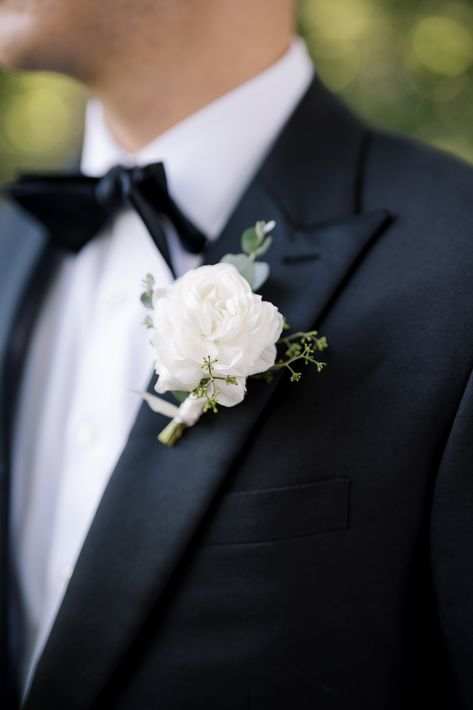 Groomsman Boutonniere White, Groomsmen Flower Pin, Bouteneire Groom, White Boutineer, Classic Boutonniere, White Wedding Boutonniere, Boutineer Ideas, Bridemaids Gift, Ranunculus Boutonniere