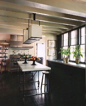 photo Rolling Kitchen Island, Industrial Kitchen, Kitchen Trends, Modern Farmhouse Kitchens, Traditional Kitchen, Black Kitchens, Architectural Digest, Kitchen Renovation, Kitchen Inspirations