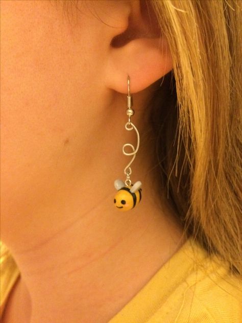 Flying Bee polymer clay earrings :) Fimo Ring, Flying Bee, Earrings Kawaii, Diy Earrings Polymer Clay, Handmade Clay Jewelry, Quirky Earrings, Earrings Polymer, Polymer Clay Diy, Polymer Clay Jewelry Diy