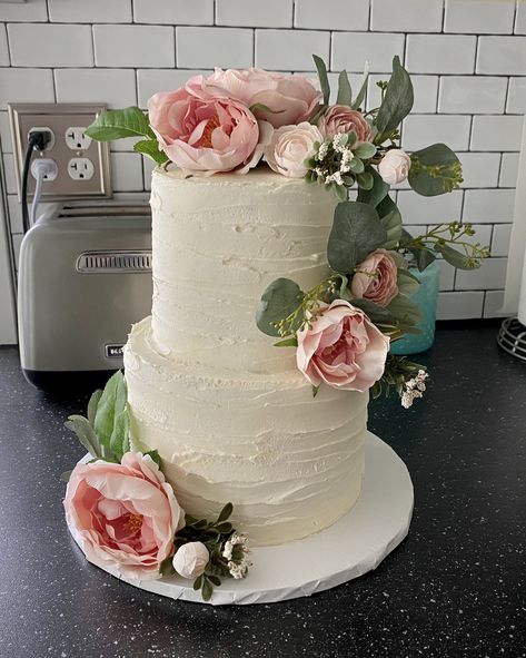 Cake With Fake Flowers On Top, Faux Flowers On Wedding Cake, Cake Artificial Flowers, Artificial Flowers On Cake, Flower Cake 2 Tier, Fake Flowers On Cake, 3 Tier Cake With Flowers, Two Teir Birthday Cakes, Three Teir Wedding Cake