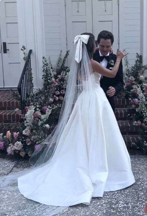 Bow Instead Of Veil, Big Bow Wedding Veil, Wedding Dress With Bow And Veil, Puffy Bride Dress, Mermaid Wedding Dress And Veil, Meagan Markle Wedding Dress, Wedding Dress With Bow In Hair, Bridal Hair With Bow Veil, Pandora Wedding Dress