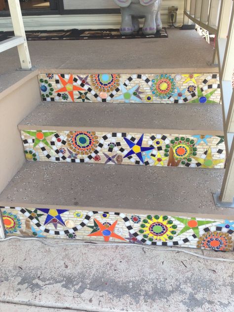 Mosaic Tile Steps, Mosaic Steps Outdoor, Memphis Design Interior, Mosaic Stairs, Classic Kitchen Style, Hall Ways Ideas, Stained Glass Mosaic Patterns, Stair Art, Stairway Decorating