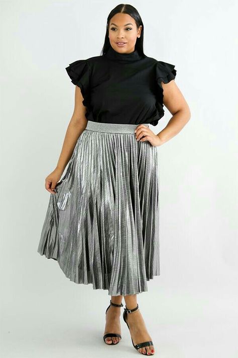 Plus Size Business Attire, Plus Size Long Skirts, Twisted Skirt, Dresses For Apple Shape, Long Midi Skirt, Metallic Pleated Skirt, Pleated Skirt Dress, Plus Size Summer Outfits, Long Skirt Outfits