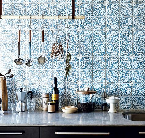 Moroccan Tile Backsplash, Countertop Concrete, Rustic Backsplash, Replacing Kitchen Countertops, Modern Tiles, Kitchen Design Trends, Boho Kitchen, Kitchen Design Decor, Moroccan Tile