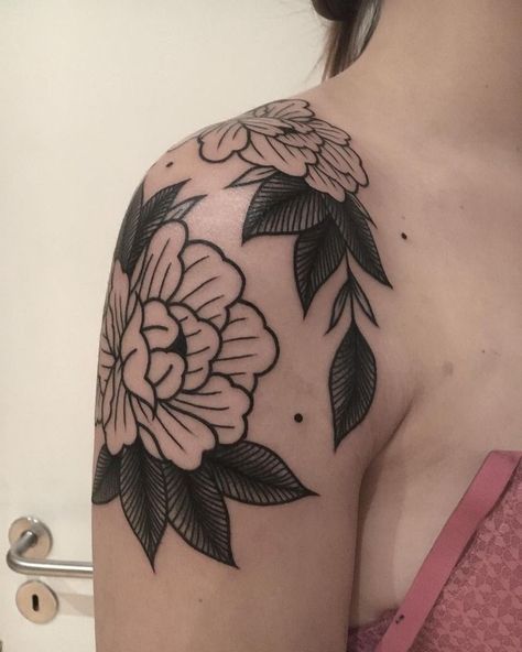 Front Shoulder Tattoo, Wildflowers Tattoo, Shoulder Tattoo Ideas, Front Shoulder Tattoos, Shoulder Cap Tattoo, Flower Shoulder Tattoo, Traditional Tattoo Inspiration, Tattoo Patterns, Traditional Tattoo Sleeve