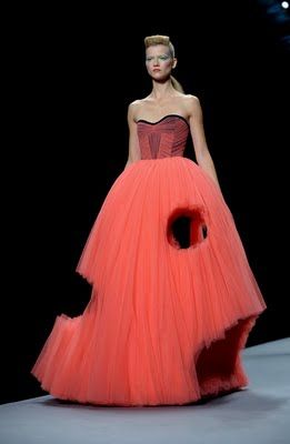 viktor rolf 2010 Black Runway Fashion, Runway Fashion Vintage, Runway Fashion 2020, Crazy Dresses, 2010 Fashion, Runway Fashion Couture, Catty Noir, Moda Paris, Viktor Rolf