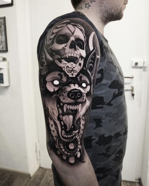 Traditional Tattoo Artwork, Traditional Tattoo Black And Grey, Diy Scarecrow Costume, Full Tattoo, Cool Chest Tattoos, Wolf Tattoo Design, R Tattoo, Wolf Tattoos, Grey Tattoo