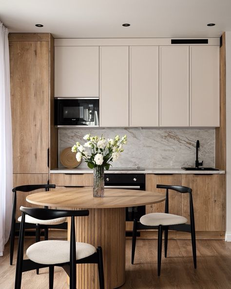 Japandi Kitchen Design, Modern Konyhatervezés, Stylish Small Kitchen, Japandi Dining Room, Kitchen Cabinetry Design, Minimal Kitchen Design, Серая Кухня, Kitchen Concepts, House Design Kitchen