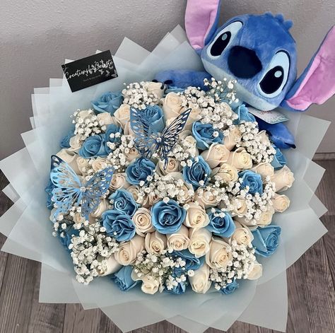 Lilo And Stitch Bouquet, Valentines Day Ramos, Cake Decor Simple, Simple Cake Designs Birthday, Blue Fake Flowers, Stitch Flower Bouquet, Birthday Cake Simple, Stitch Bouquet, Ribbon Rose Bouquets