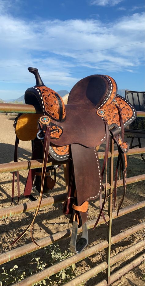 Cool Horse Saddles, Cute Saddles, Pretty Saddles, Types Of Saddles, Western Saddles, Western Horse Tack Aesthetic, Barrel Saddles For Sale, Horse In Western Tack, Western Tack Sets