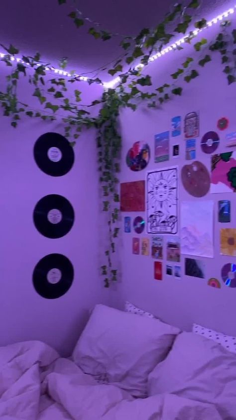 Tiktok Room Aesthetic, Styl Indie, Indie Room Aesthetic, Indie Kid Room, Tiktok Room, Purple Led Lights, Purple Room Decor, Indie Bedroom, Led Lighting Bedroom