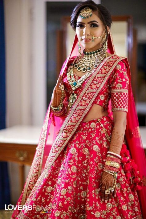 Stunning pink lehenga for an Indian bride with bridal jewellery. See more on wedmegood.com  #wedmegood #indianwedding #indianbride #indianwear #bridallehenga #bridallehengacholi #lehenga #lehengacholi #pink #outfits #jewellery Rani Pink Lehenga, Orang India, Pink Bridal Lehenga, Bridal Jewellery Set, Sabyasachi Bride, Lehenga Jewellery, Sabyasachi Lehenga, Rani Pink, Muslim Wedding Dresses